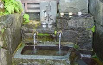 Webの駅ゆざわ--秋田県湯沢市地域情報動画配信サイト(観光情報)--湯沢の見どころ--湯沢駅周辺エリア--力水